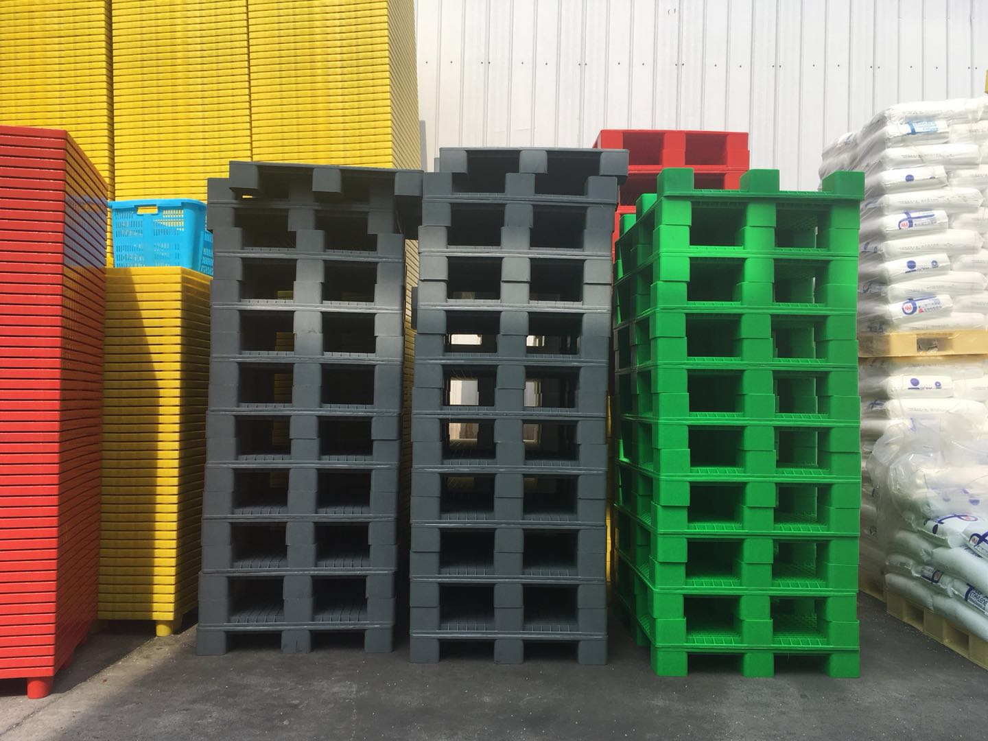 多彩的塑料托盤兄弟們，這些照片很靚！